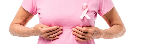 Conceito horizontal de mulher sênior com fita rosa em t-shirt tocando peito isolado no branco — Fotografia de Stock