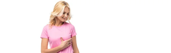 En-tête de site de femme blonde en t-shirt rose toucher poitrine isolé sur blanc — Photo de stock