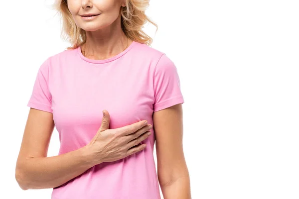 Vista recortada de la mujer con la mano cerca de mama aislado en blanco, concepto de cáncer de mama - foto de stock