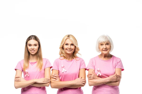 Concepto de conciencia sobre el cáncer de mama con las mujeres en camisetas rosas mirando a la cámara aislada en blanco - foto de stock