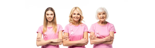 Image horizontale de femmes en t-shirts roses avec rubans de sensibilisation au cancer du sein regardant la caméra isolée sur blanc — Photo de stock