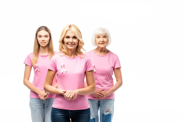 Konzept des Brustkrebsbewusstseins mit Frauen in rosa T-Shirts mit Bändern auf weißem Grund — Stockfoto