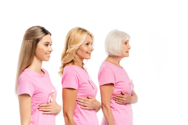 Mujeres en camisetas rosas tocando pechos aislados en blanco, concepto de cáncer de mama - foto de stock