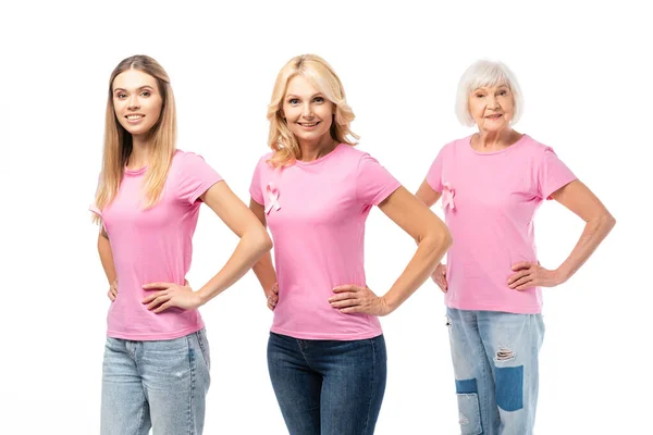 Frauen mit den Händen auf den Hüften, die in die Kamera schauen, isoliert auf weiß, Konzept des Brustkrebsbewusstseins — Stockfoto