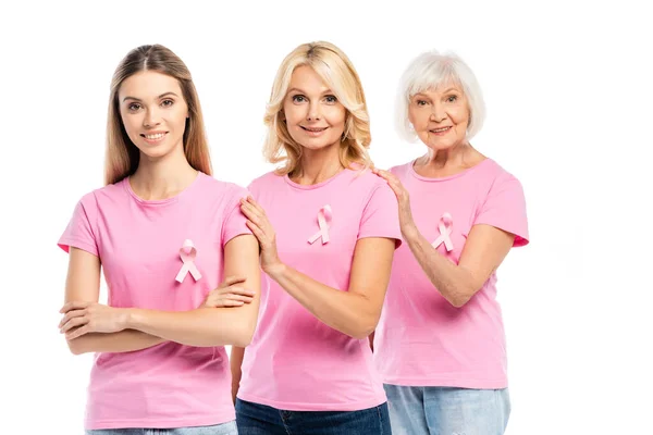 Les femmes avec des rubans de sensibilisation au cancer du sein embrassant isolé sur blanc — Photo de stock