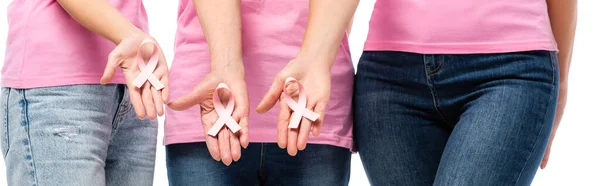 Заголовок веб-сайту жінок, які показують стрічки поінформованості про рак молочної залози ізольовані на білому — стокове фото