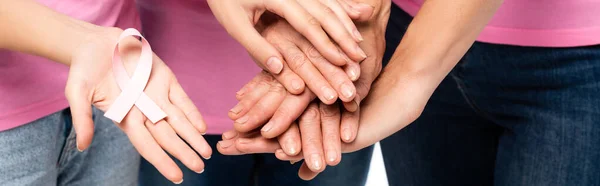 Coltivazione panoramica di donne con nastro rosa che tiene le mani isolate su bianco — Foto stock