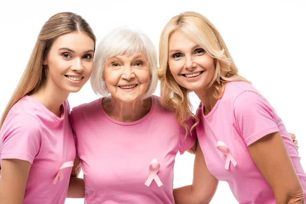 Mujeres con cintas rosas en camisetas abrazándose aisladas en blanco - foto de stock