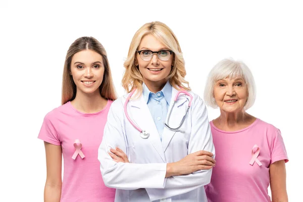 Женщины и врач со скрещенными руками смотрят на камеру, изолированную по белому, концепция рака молочной железы — стоковое фото