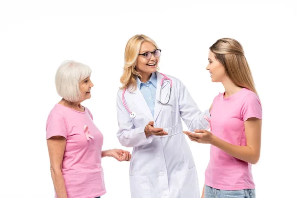 Врач указывая рукой на женщин с розовыми лентами рака молочной железы осведомленности изолированы на белом — стоковое фото
