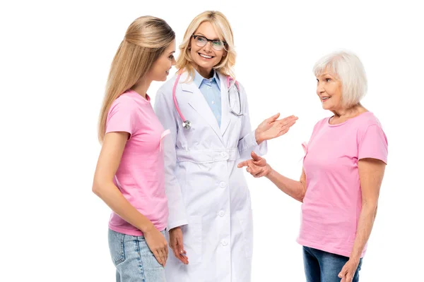 Médico apontando com a mão perto de mulheres com fitas de consciência de câncer de mama isolado em branco — Fotografia de Stock