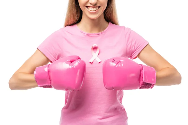 Vue recadrée de jeune femme avec ruban rose sur t-shirt et gants de boxe isolés sur blanc — Photo de stock