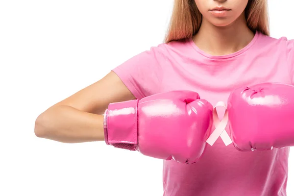 Ausgeschnittene Ansicht einer jungen Frau in rosa Boxhandschuhen, die ein Band des Brustkrebsbewusstseins auf weißem Grund hält — Stockfoto