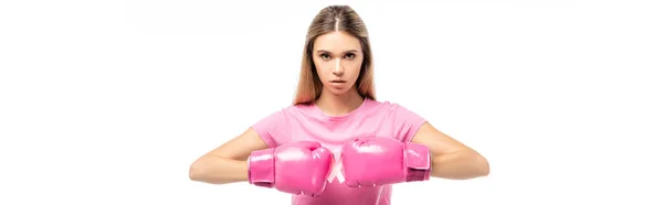 Orientação panorâmica da mulher morena em luvas de boxe rosa segurando fita de consciência de câncer de mama isolado no branco — Fotografia de Stock