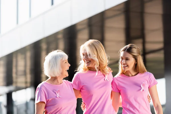 Foco seletivo das mulheres abraçando umas às outras ao ar livre, conceito de câncer de mama — Fotografia de Stock