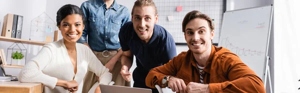 Junge, fröhliche multikulturelle Geschäftsleute, die gemeinsam in die Kamera lächeln, Banner — Stockfoto