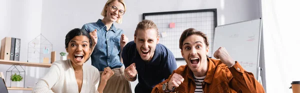 Animado multiétnico negócios colegas gritando e mostrando vitória gesto, banner — Fotografia de Stock