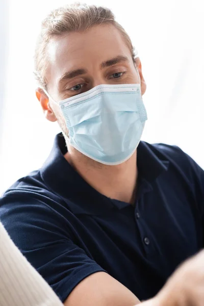 Retrato de joven empresario en máscara médica en la oficina - foto de stock