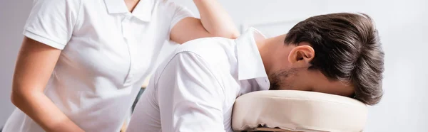 Masseuse faisant massage du dos avec coude pour client, bannière — Photo de stock