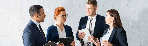 Interrassische Politiker mit Reden während des Kongresses, Transparent — Stockfoto