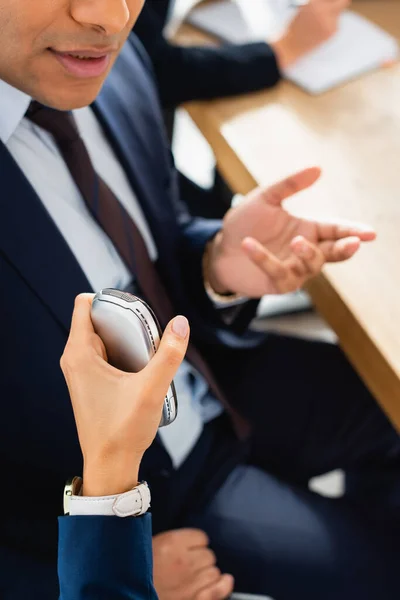 Vue recadrée du correspondant avec dictaphone interviewant un politicien indien gesticulant lors d'une conférence de presse — Photo de stock