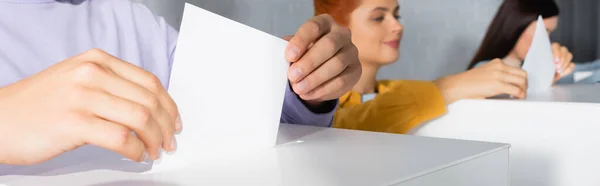 Wahlhelfer, die Stimmzettel auf verschwommenem Hintergrund in Wahlurnen einwerfen, Banner — Stockfoto