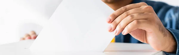 Vista cortada do homem inserindo cédula na caixa de votação, banner — Fotografia de Stock