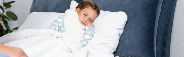 Doente, menina triste em cachecol quente deitado na cama em casa, banner — Fotografia de Stock