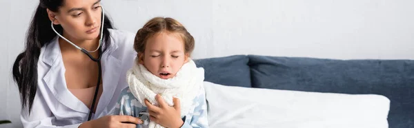 Medico visita tosse ragazza con stetoscopio a casa, banner — Foto stock