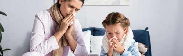 Malade enfant et mère essuyant nez avec des serviettes en papier, bannière — Photo de stock