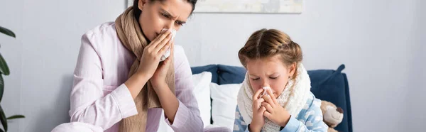 Bambino malato e madre che pulisce il naso con tovaglioli di carta, banner — Foto stock