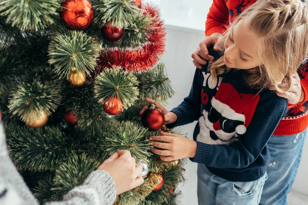 Felice ragazza decorazione albero di Natale con i genitori a casa — Foto stock