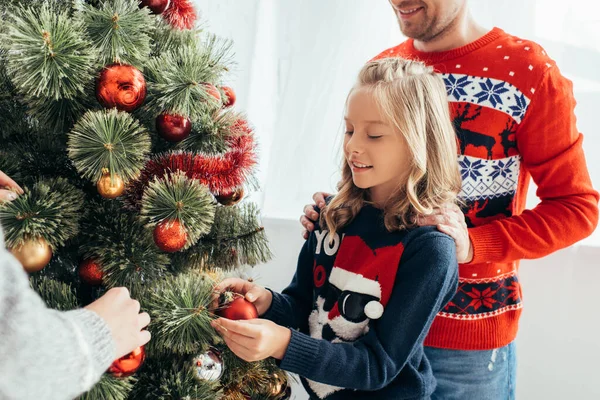 Bambino felice decorazione albero di Natale con i genitori a casa — Foto stock