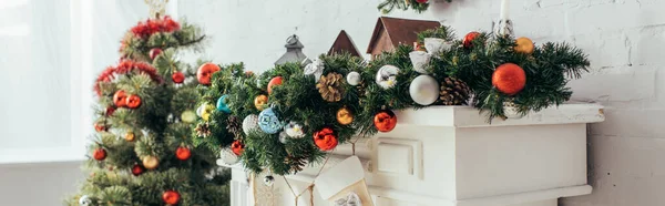 Bolas coloridas e cones de pinho no abeto perto da árvore de natal, bandeira — Fotografia de Stock