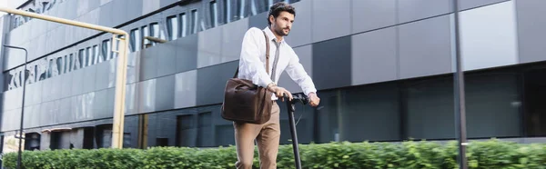 Homme d'affaires barbu en tenue formelle équitation scooter électrique, bannière — Photo de stock