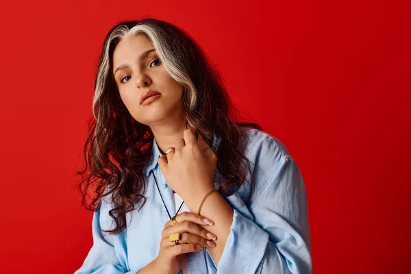 A beautiful woman expresses confidence and charm with her unique style and striking features — Stock Photo