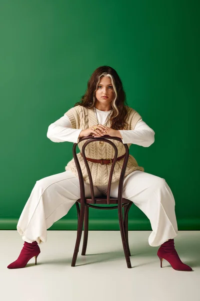 A confident woman with Waardenburg syndrome showcases her unique beauty and style. — Stock Photo