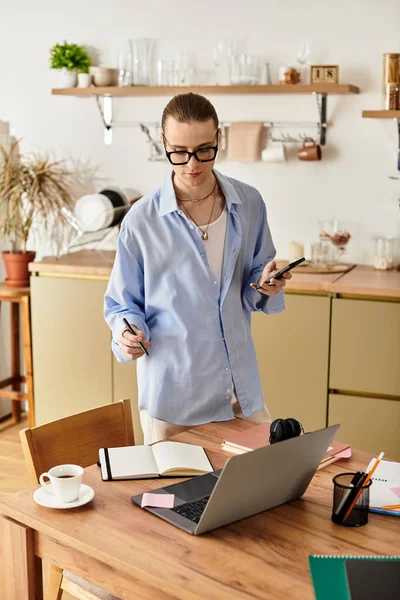 Молодой человек в стильном домашнем офисе балансирует творчество и производительность. — стоковое фото