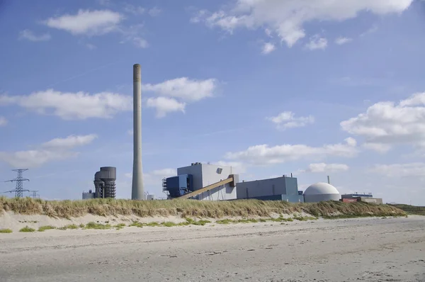 Central Nuclear Cerca Del Río Imagen De Stock