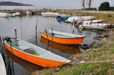 San Feliciano Limanı 'ndaki tekneler 
