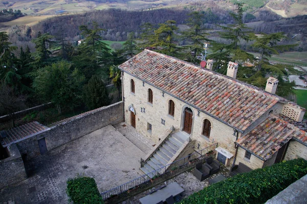 Σπίτι Και Αυλή Δει Από Ψηλά Στο Montone Συννεφιασμένο Καιρό — Φωτογραφία Αρχείου