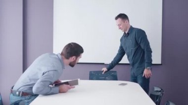 Toplantı odasında iki genç girişimcilerin iş toplantısı 4 k çekim kısa