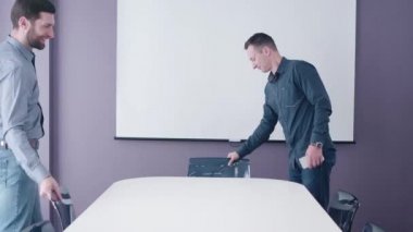 küçük işletme toplantı Toplantı odasında 4k çekim şirket yöneticisiyle tablet ve Genç sakallı girişimci