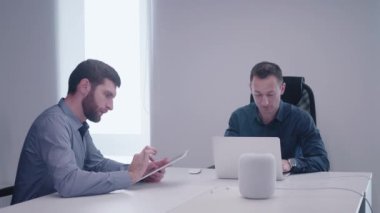 sakallı bir geliştirici tablet gösterildiği traş danışmanlık işini ekran seçenekleri kullanarak proje yöneticisi dizüstü bilgisayarda çalışan