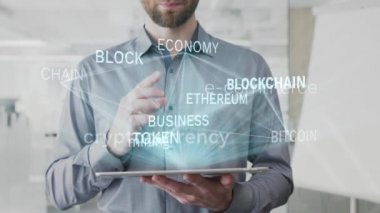 Blockchain, cryptocurrency, e-ticaret madencilik, bitcoin kelime bulutu tablete sakallı adam tarafından kullanılan hologram olarak yapılmış, ayrıca arka planda uhd 4k olarak animasyonlu kişisel yeni para birimi iş kelime kullanılan 3840