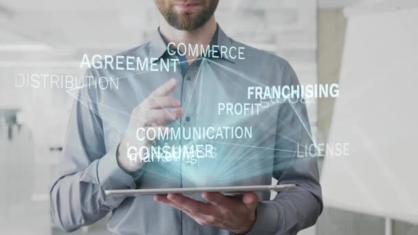 Franchising, bedrijf, global, marketing, licentie word cloud maakte als hologram gebruikt op tablet door bebaarde man, ook geanimeerde overeenkomst handel winst communicatie word gebruikt als achtergrond in uhd 4k — Stockvideo