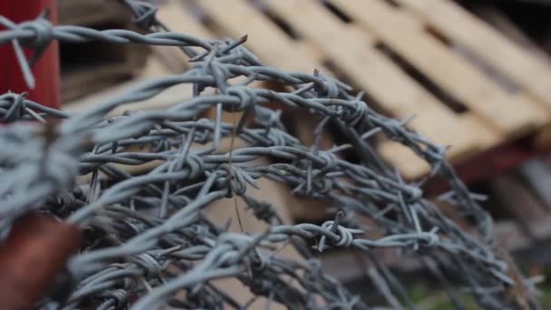 背景木制托盘带刺的电线 — 图库视频影像