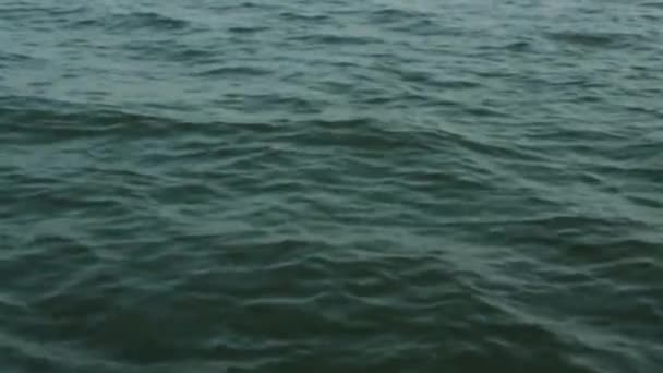 Des eaux océaniques calmes filmées au large d'un voilier 