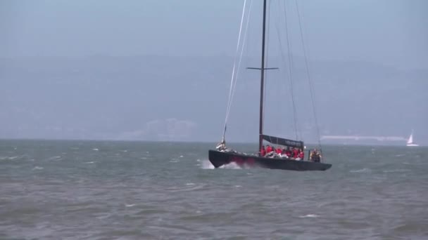 Bemanning Varen Door Oceaan Een Heldere Dag — Stockvideo