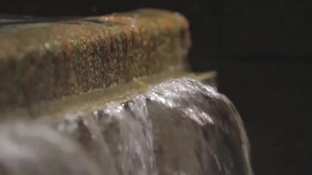 流れる水の噴水の映像 — ストック動画